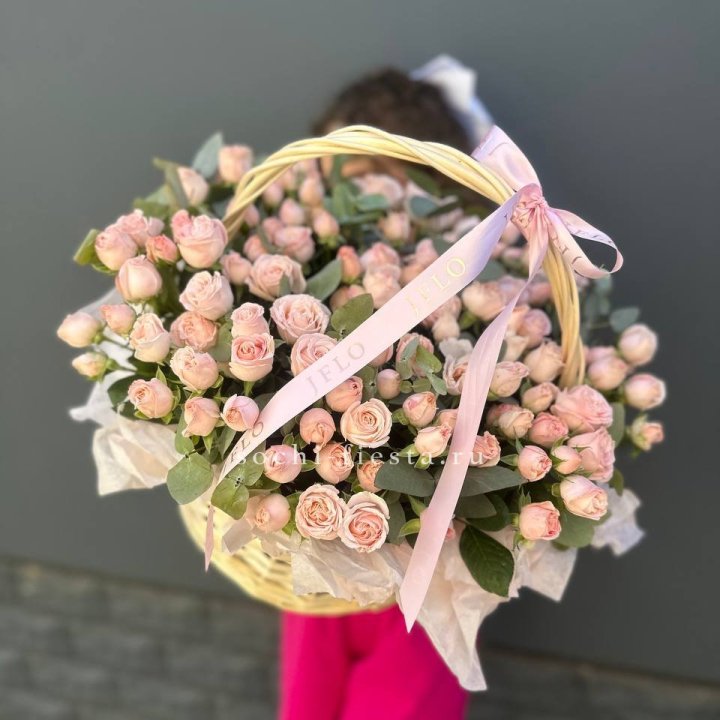 Корзина кустовых пионовидных роз в Саратове