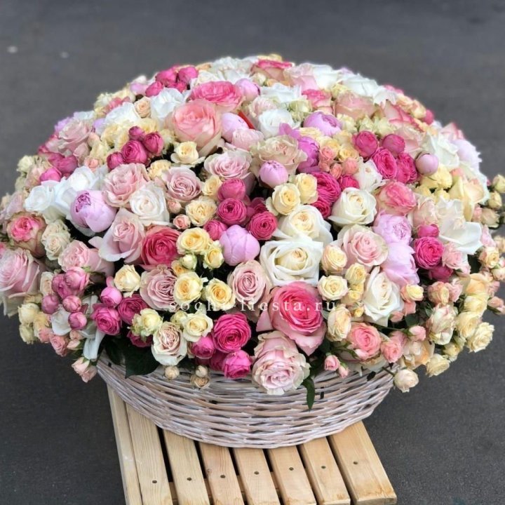 Цветочная корзина из пионов и пионовидных роз "Юниверсити" в Саратове