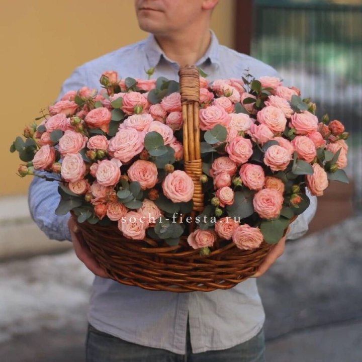 Корзина из 101 пионовидной розы в Саратове