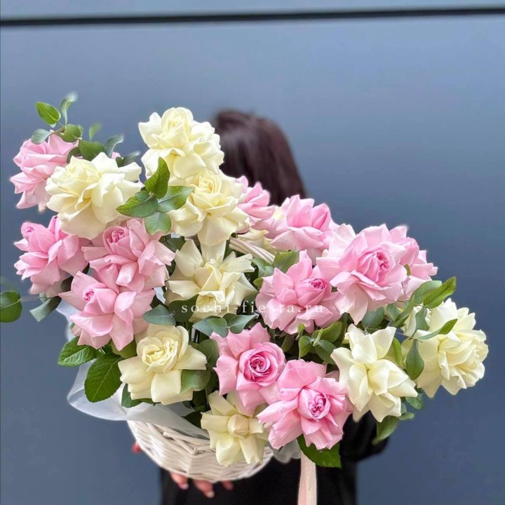 25 Французских роз в корзине в Саратове