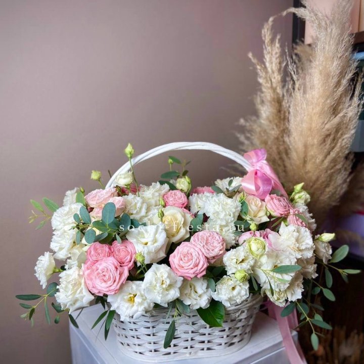 Цветочная корзина "Пинки вайт" в Саратове