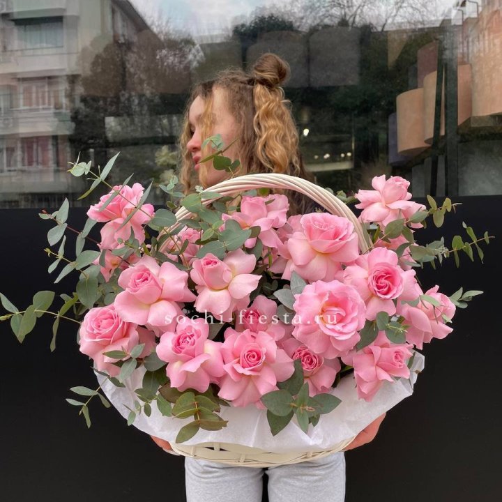 25 роз в цветочной корзине  в Саратове
