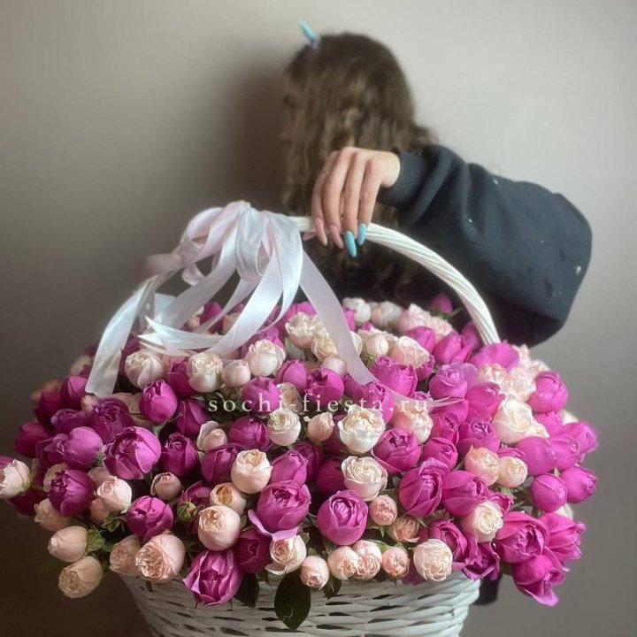 Премиум корзина пионовидных кустовых роз в Саратове