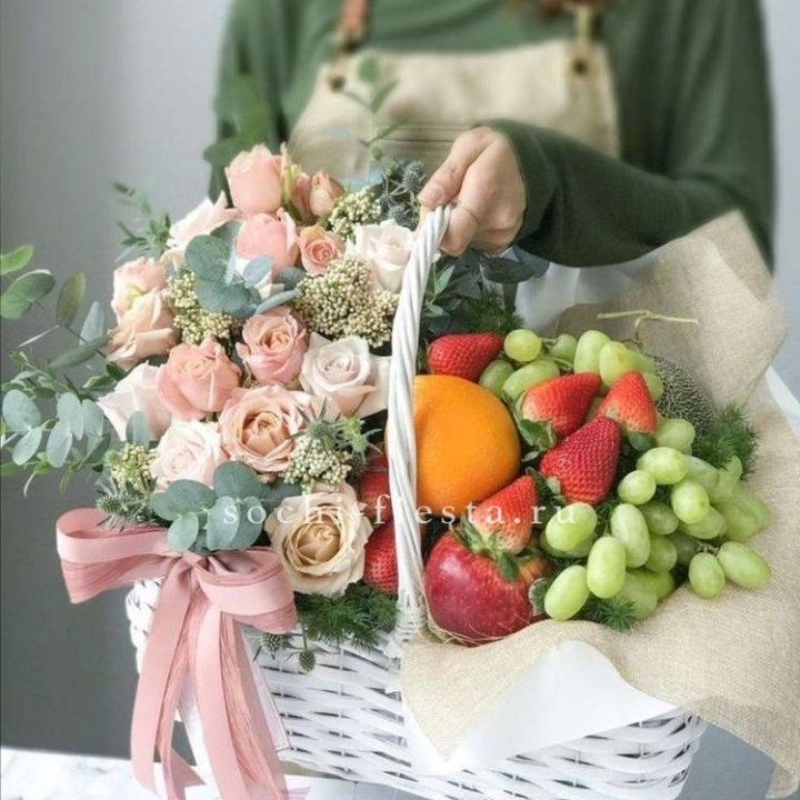 Фруктовая корзина c цветами в Саратове