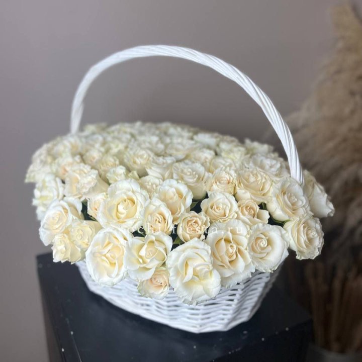 101 белая роза в корзине в Саратове