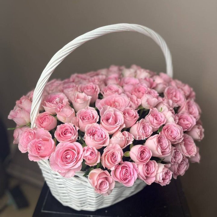 101 розовая роза в корзине в Саратове