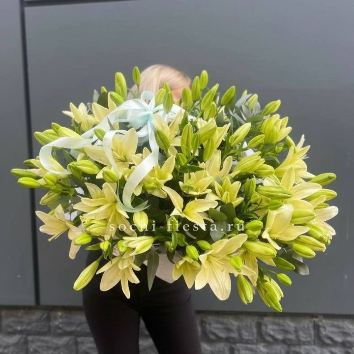 Лилии в корзине в Саратове
