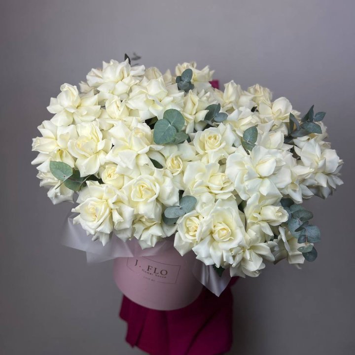 37 белых роз в боксе в Саратове