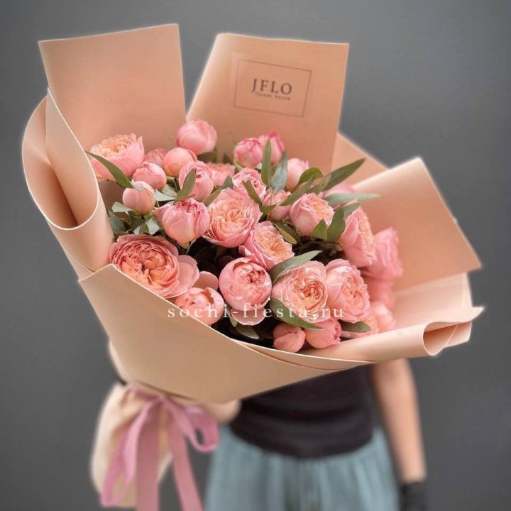 Букет из 9 кустовых роз Джульетта в Саратове