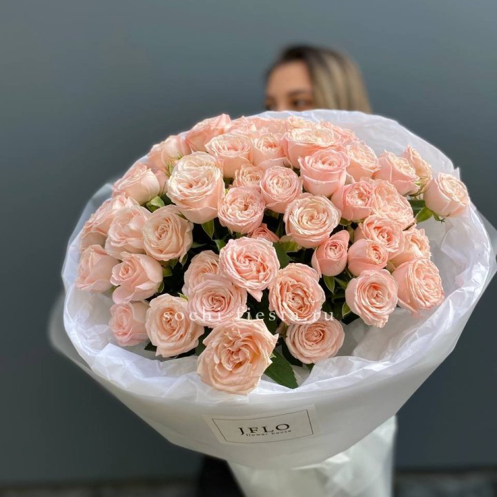 Букет кустовых роз Бомбастик в Саратове