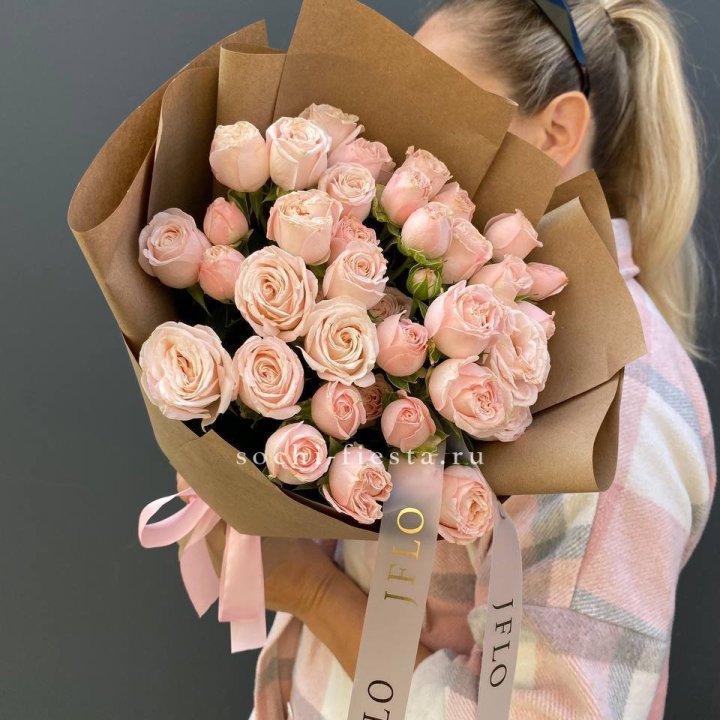 Кустовые розы Бомбастик в крафте в Саратове