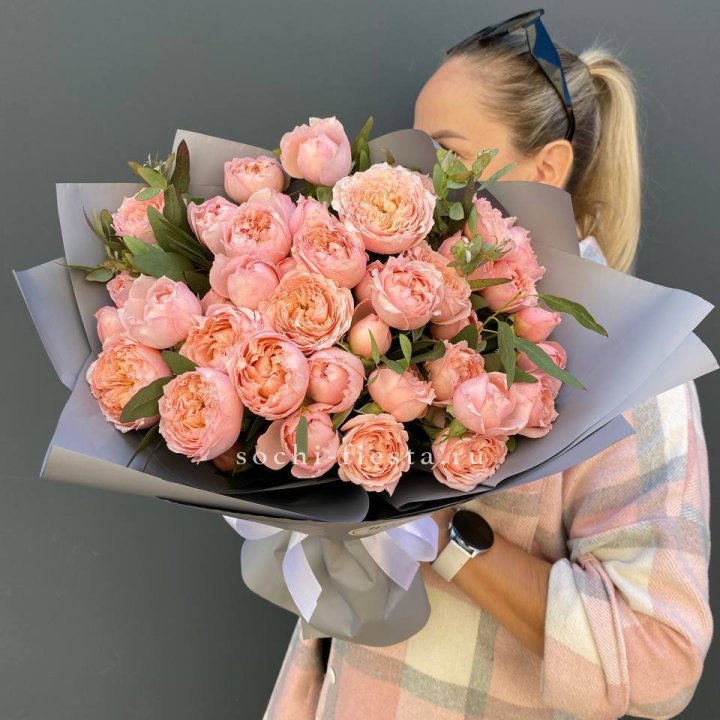 Букет с пионовидными розами "Пивайн" в Саратове