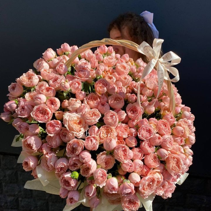 Корзина из пионовидных роз в Саратове