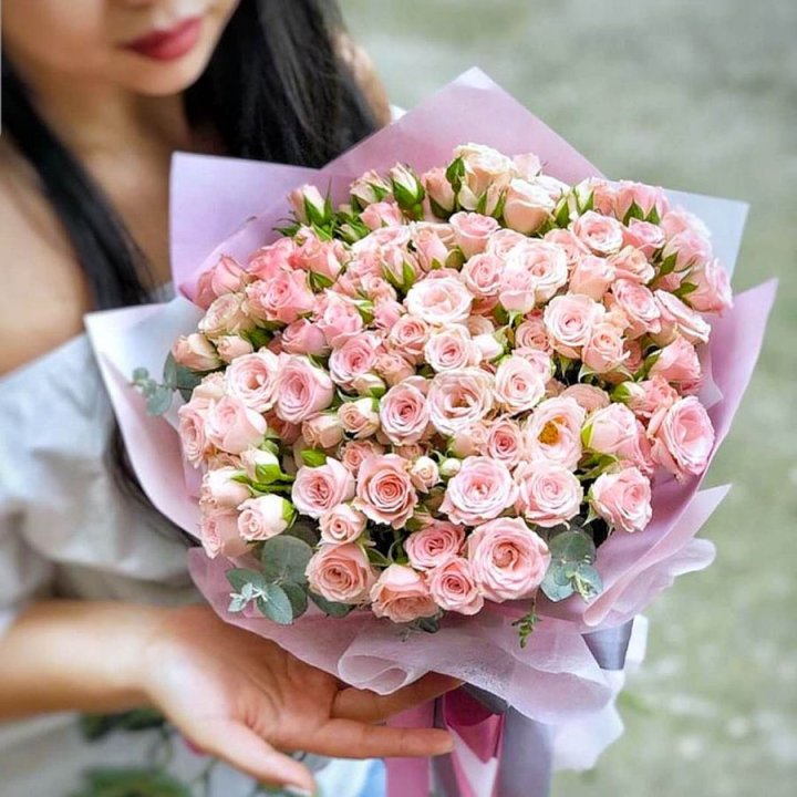 Кустовые розы с эвкалиптом в Саратове