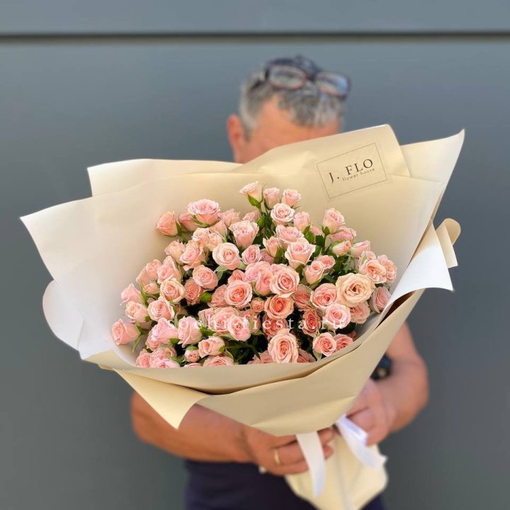 Кустовые розы леди в Саратове