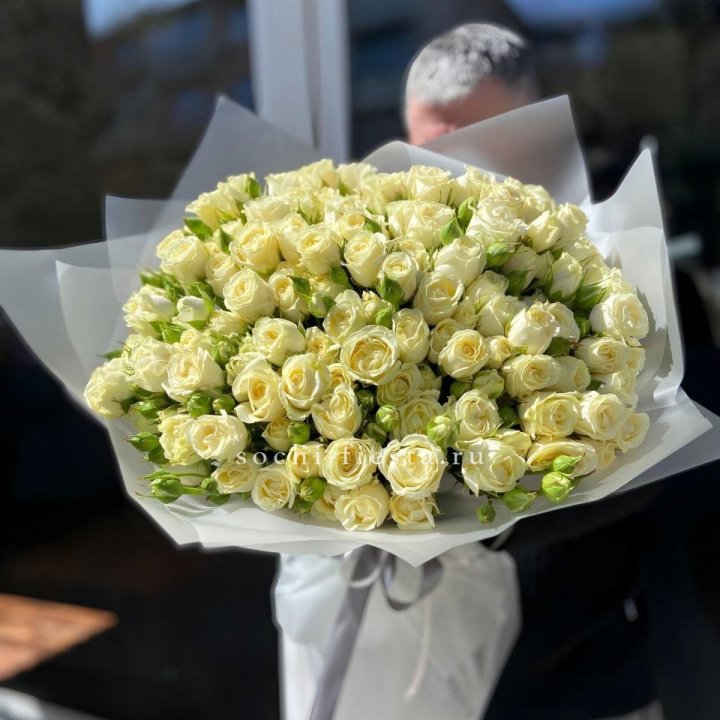 Белые кустовые розы 31 шт в Саратове