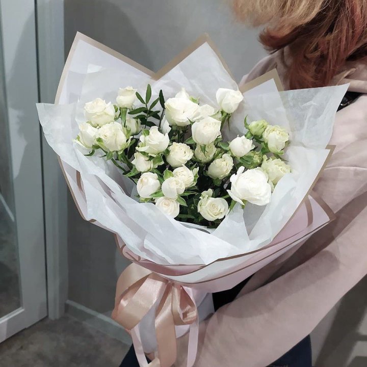 Белоснежные кустовые розы в Саратове