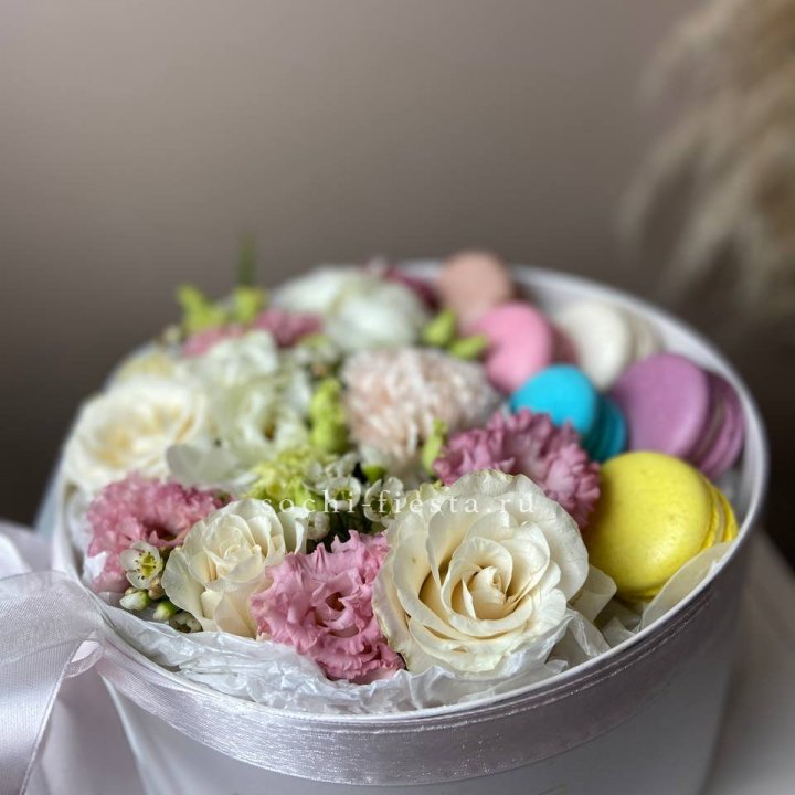 Цветы в цилиндре с макаронс "Прованс" в Саратове