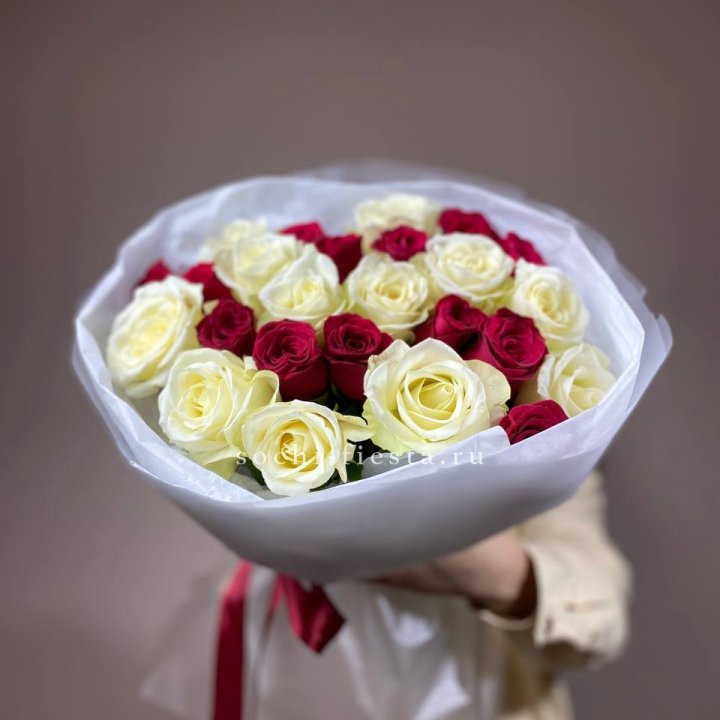 Букет их красных и белых 25 роз в Саратове
