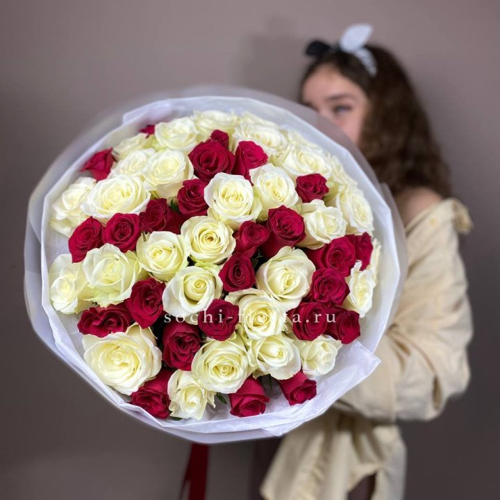 Микс из 55 роз в Саратове