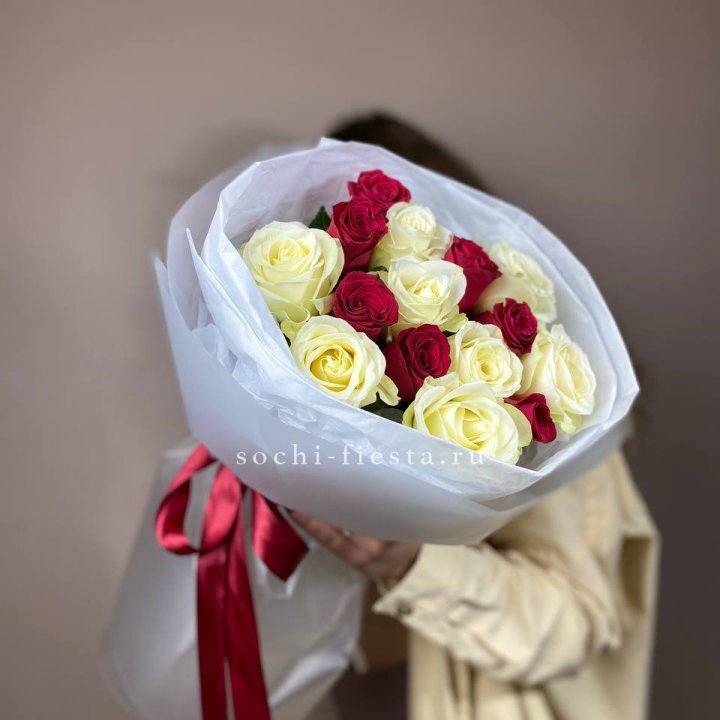 Букет из красных белых 15 роз в Саратове