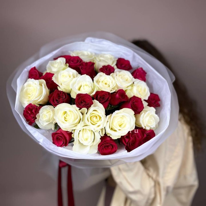Букет из красных белых 35 роз в Саратове