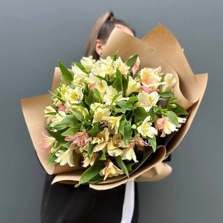 Букет альстромерий в крафте в Саратове