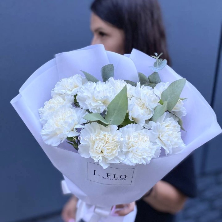 Букет белых диантусов с эвкалиптом в Саратове