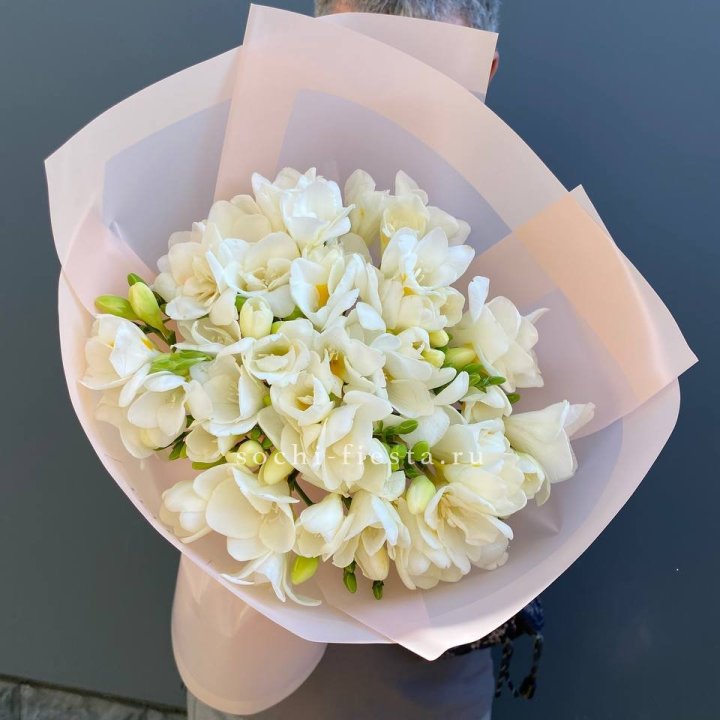 Букет белых фрезий  в Саратове