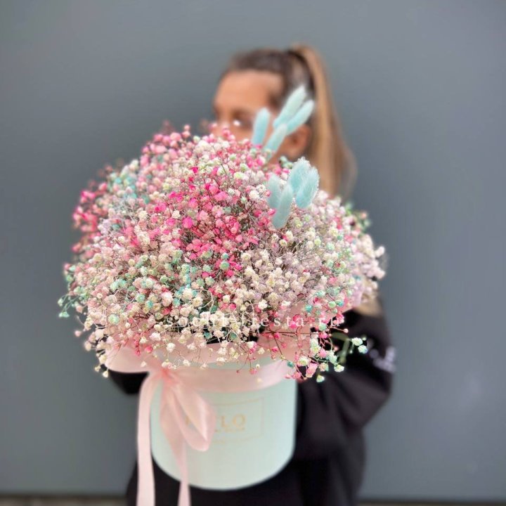 9 Радужных гипсофилы в шляпной коробке в Саратове