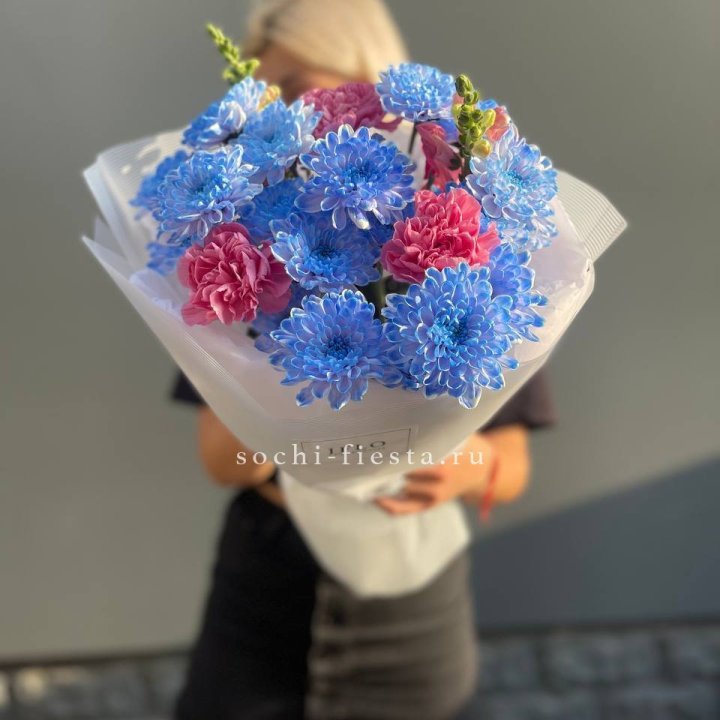 Букет сборный с хризантемой в Саратове