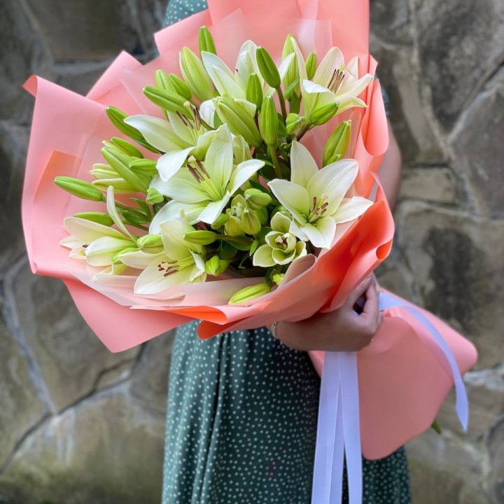 Букет из 7 белых лилий в Саратове