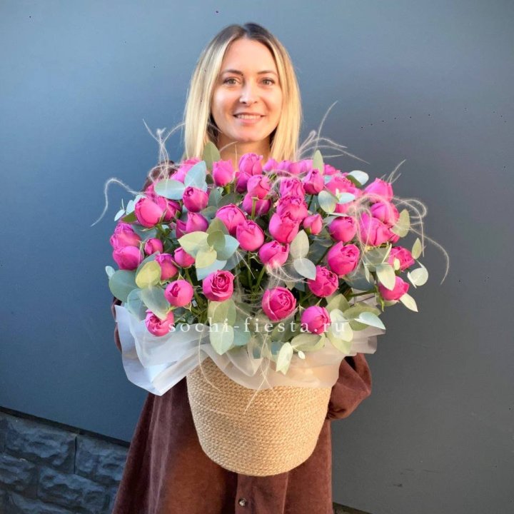 Пионовидные розы  в джутовом кашпо  в Саратове