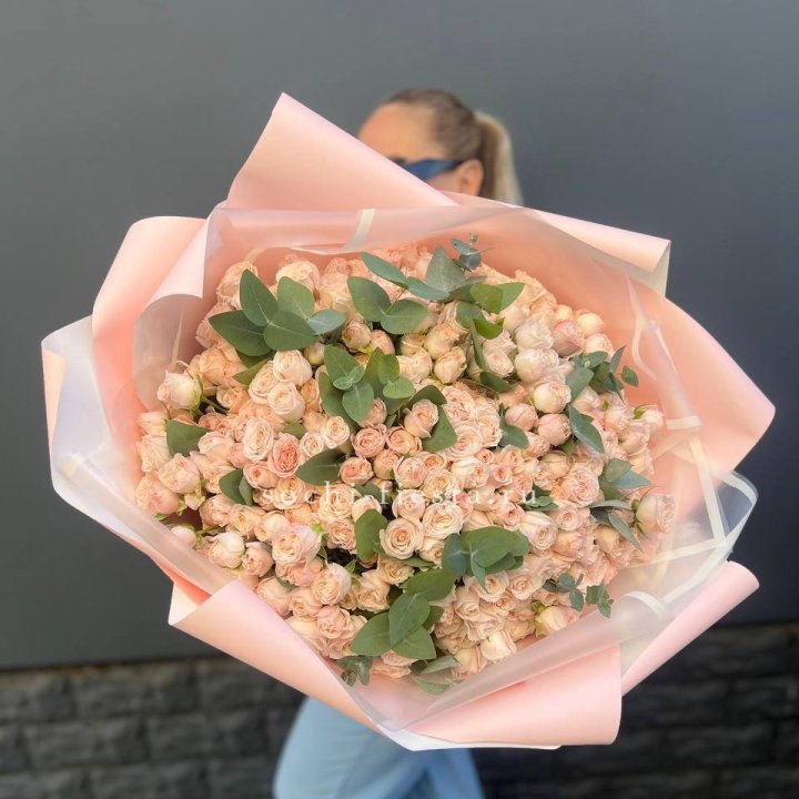 101 кустовая роза с эвкалиптом в Саратове