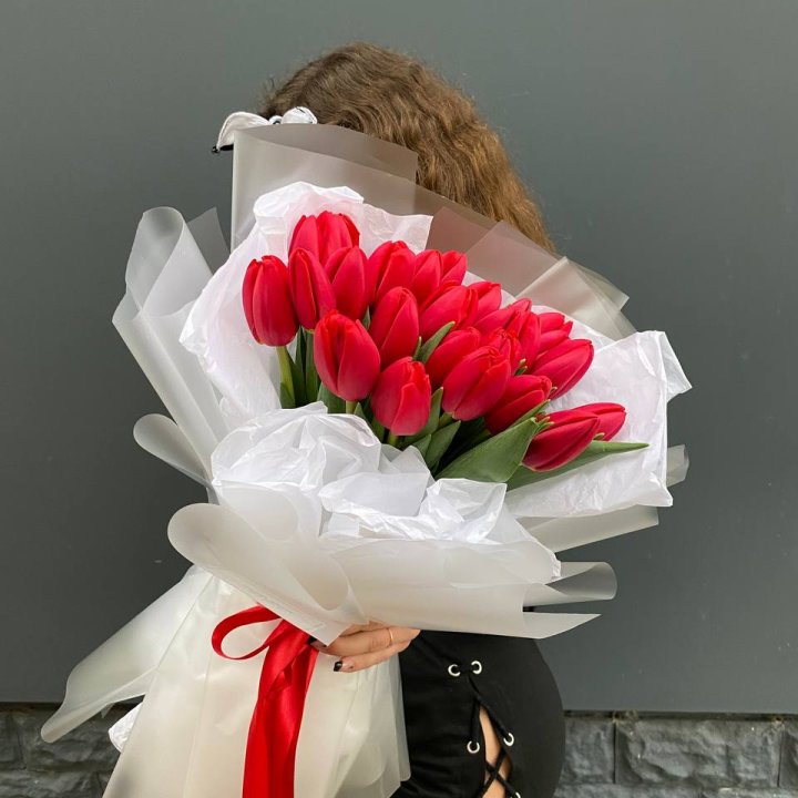  25 красных воздушных тюльпанов в Саратове