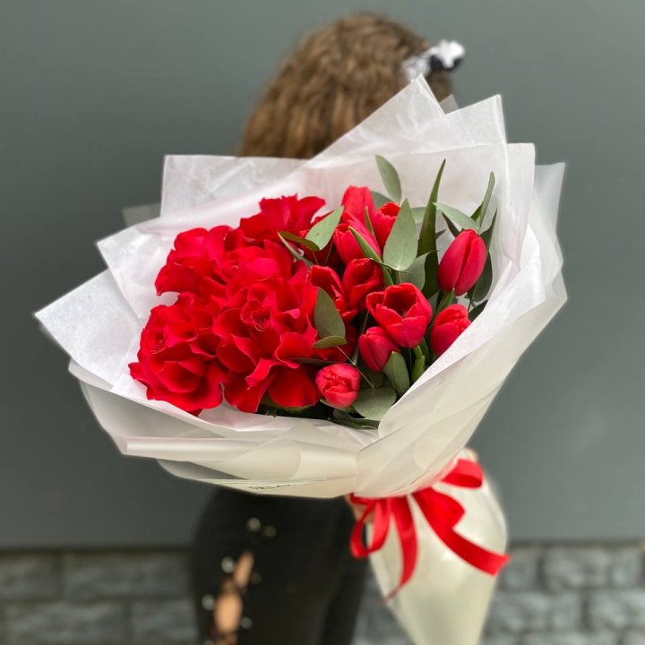 Дуо тюльпаны и розы в Саратове