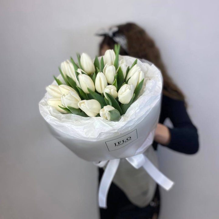  19 белых воздушных тюльпанов в Саратове