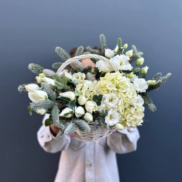 Новогодняя корзина с цветами в Саратове