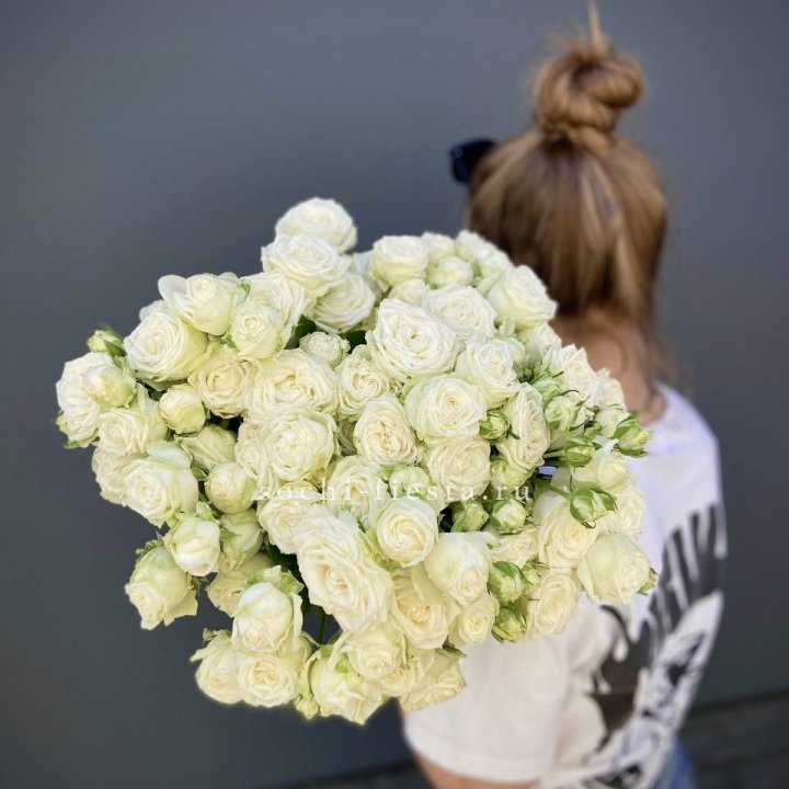 Охапка кустовых роз бомбастик  в Саратове