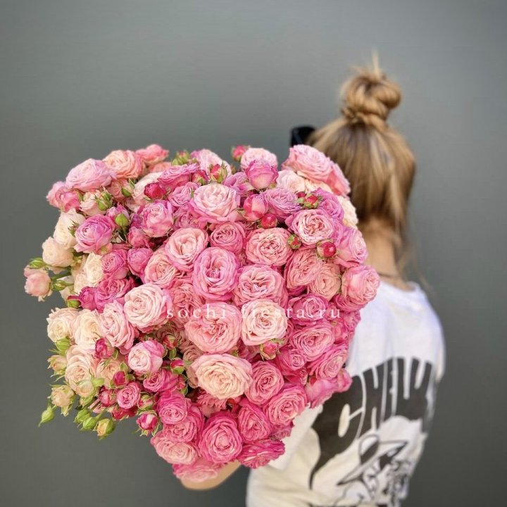 Охапка кустовых роз бомбастик пинк в Саратове