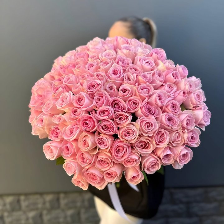 Охапка из 101 розовой розы в Саратове