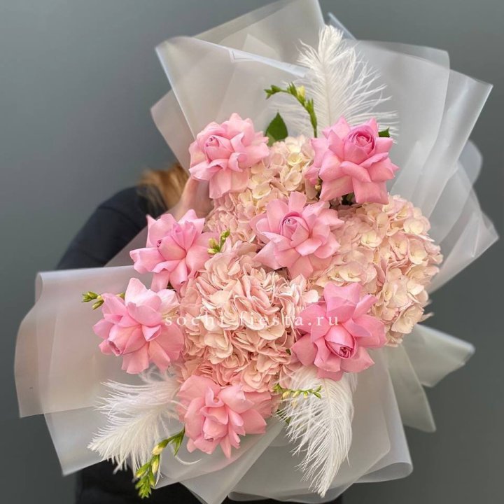  Букет  из гортензий и розовых роз в Саратове