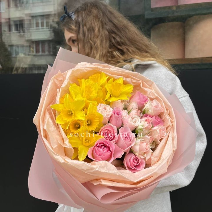 Букет роз и нарциссов в Саратове