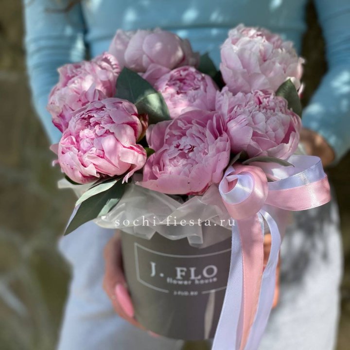 Цилиндр пионов с эвкалиптом в Саратове