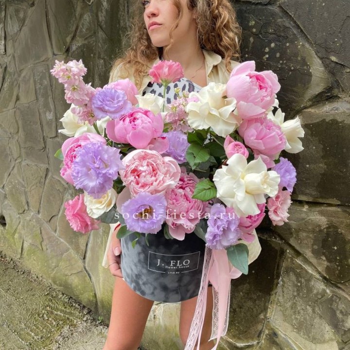 Дизайнерский цилиндр с пионами в Саратове