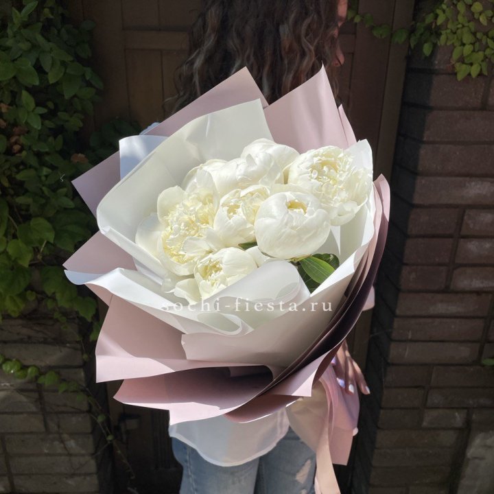 9 белоснежных пионов в Саратове