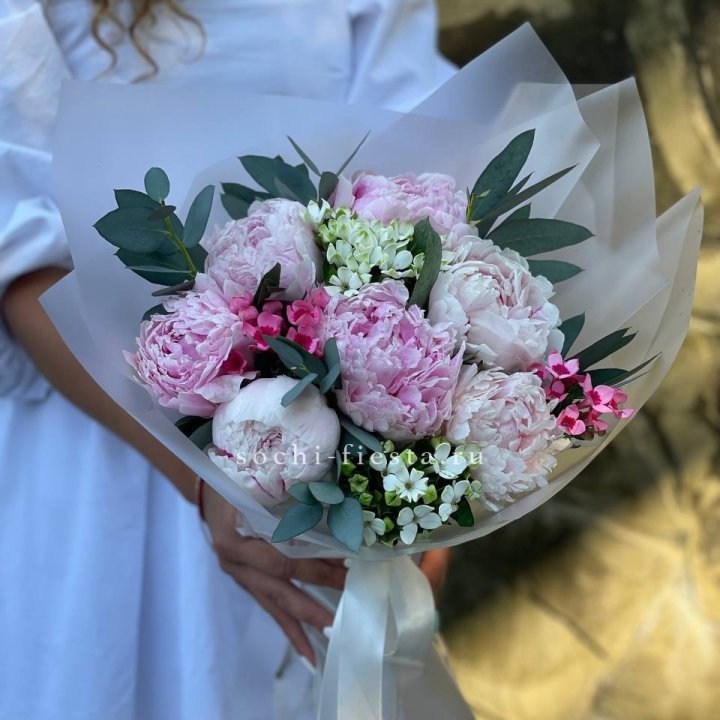 7 зефирных пионов с эвкалиптом в Саратове