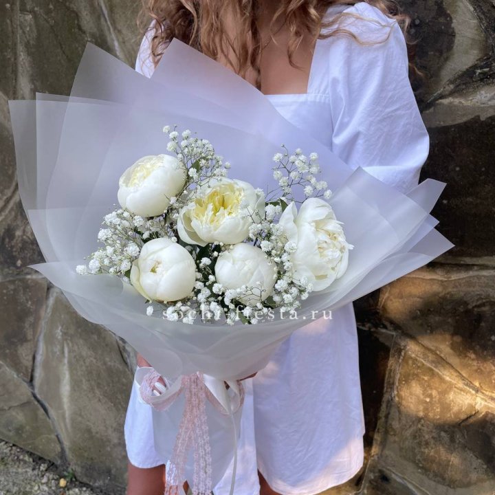 Букет белых пионов "Файв" в Саратове