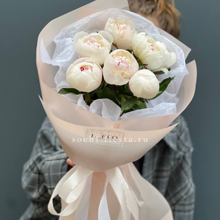 Букет белых пионов в Саратове