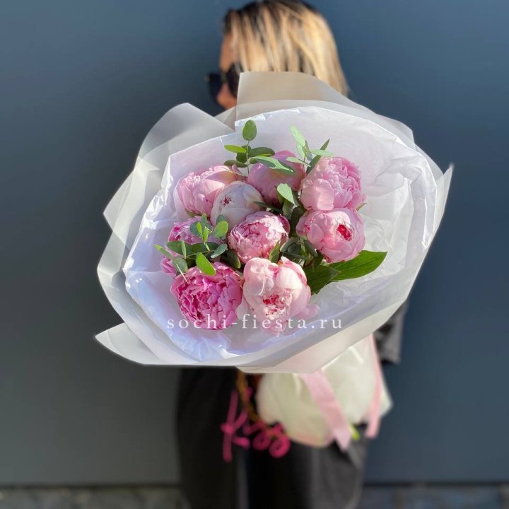 9 пионов с эвкалиптом в Саратове